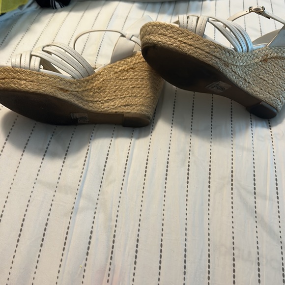 Cute YNot white wedge heels size 8.5! - Picture 9 of 9